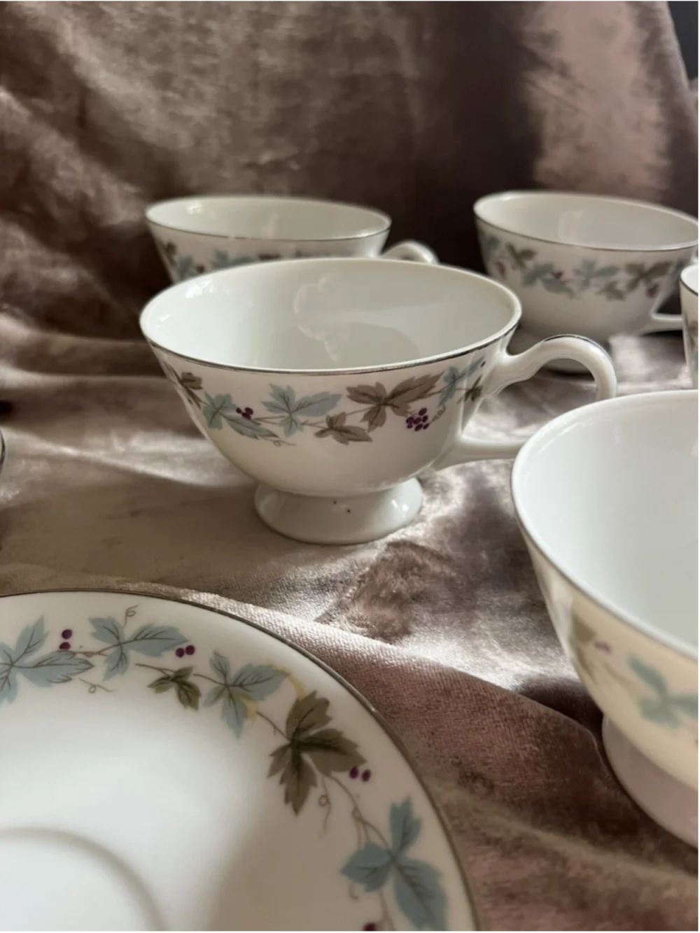 6 Vintage Fine China Japan 6701 Grape Pattern Cups & Saucers. 4 Sets plus 2 cups
